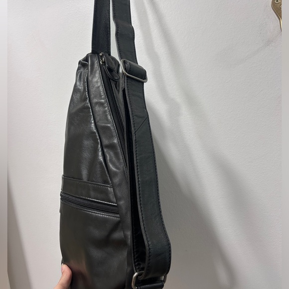 AmeriBag | Leather sling shoulder bag - Picture 10 of 16
